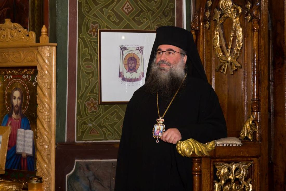 Corul Evloghia pozând în biserică, cu Episcopul Sebastian
