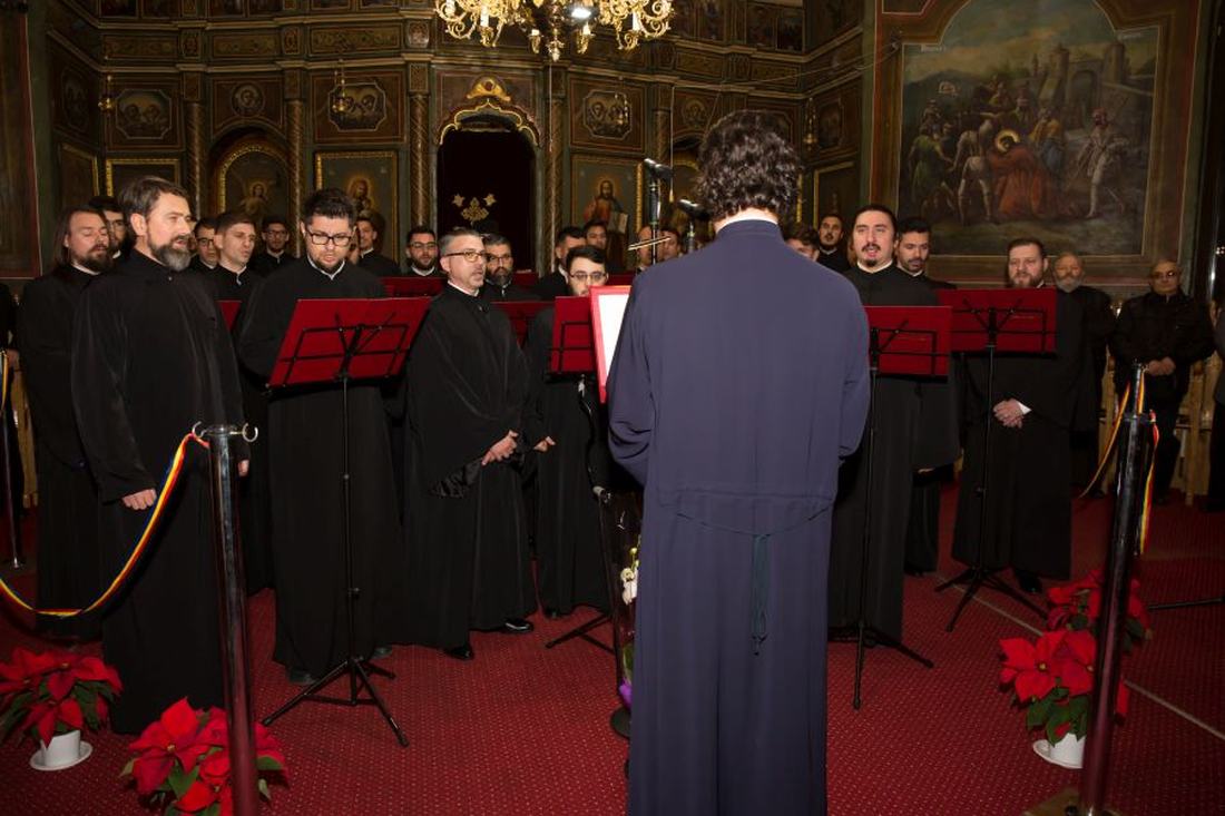 Preoți din protoierie asistând la eveniment