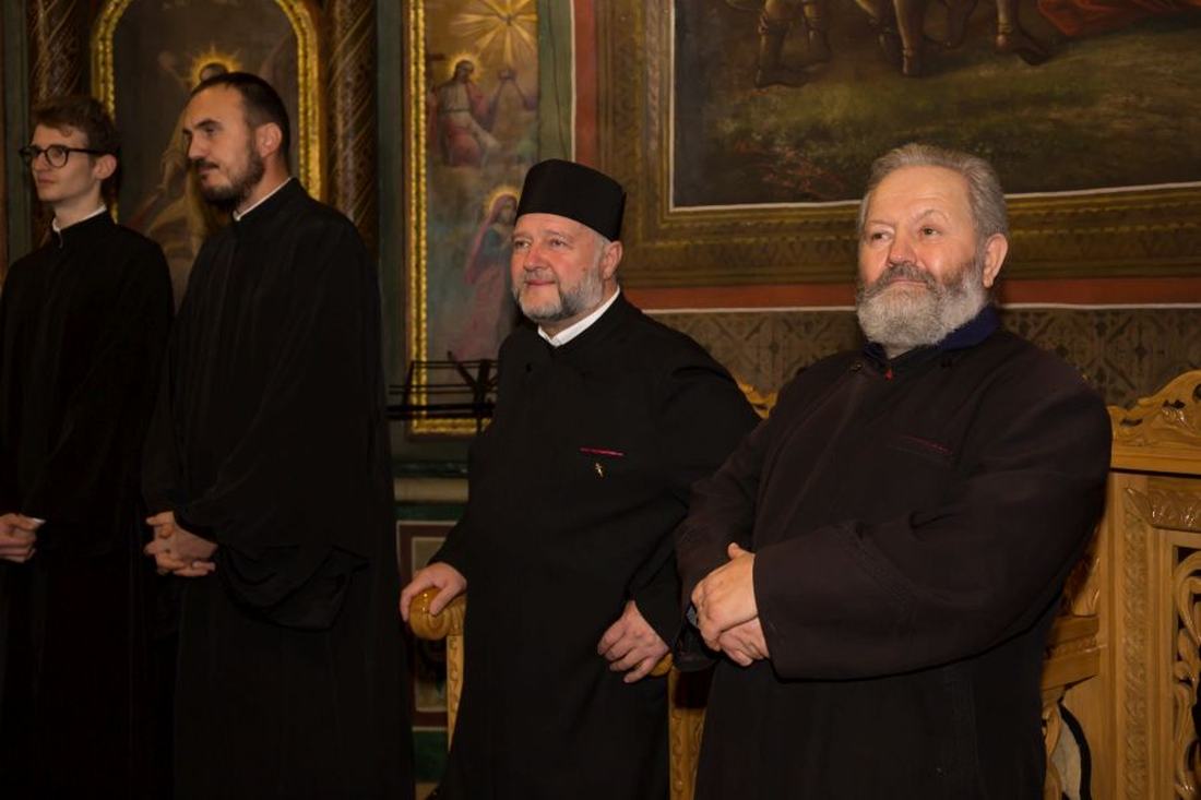 Corul Evloghia cântând, dirijat de Pr. Marius Militaru