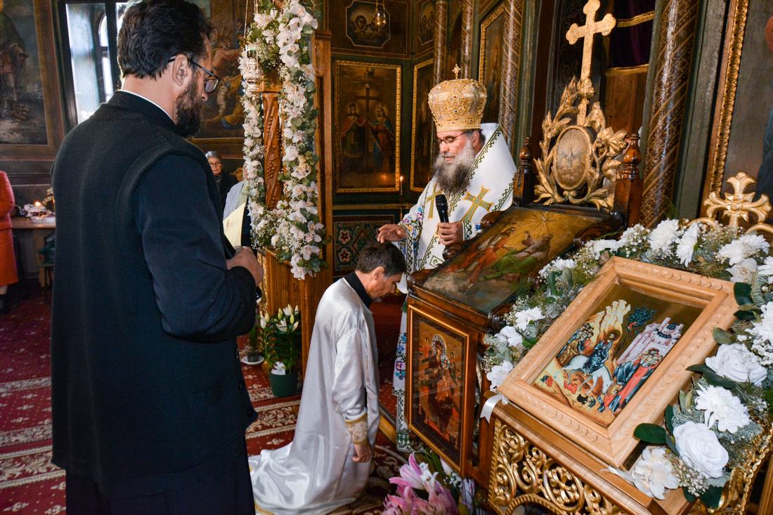 Detaliu din altar, în timpul Sfintei Liturghii