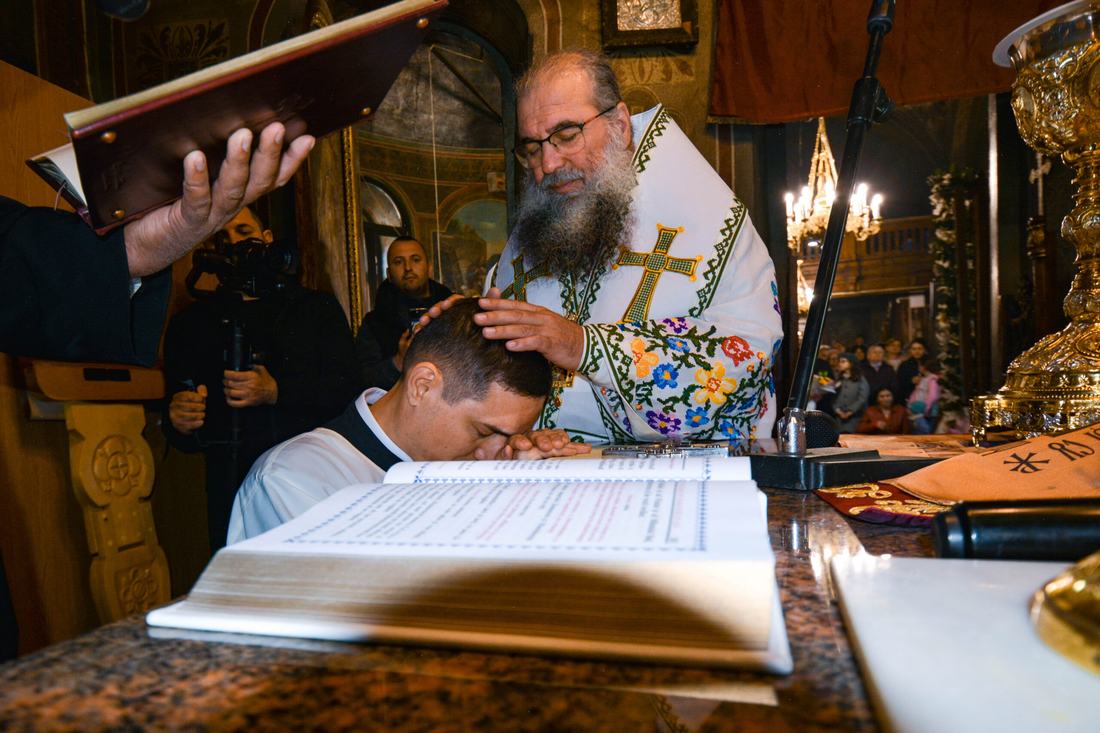 Biserica împodobită de sărbătoarea Floriilor
