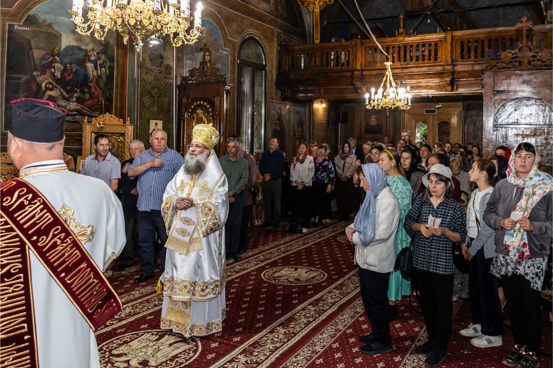 Episcopul Sebastian în mijlocul credincioșilor