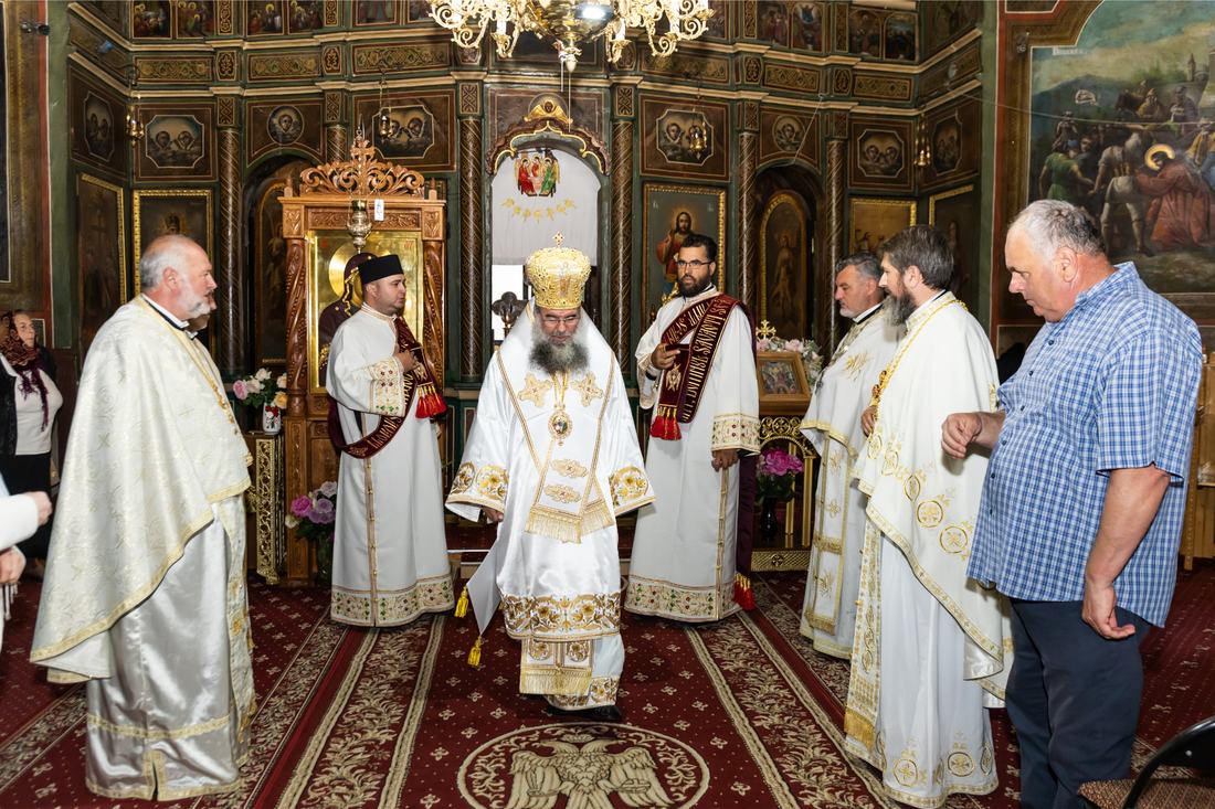 Episcopul Sebastian intrând în biserică, întâmpinat de preoți