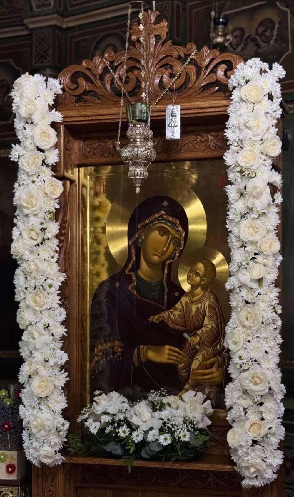 Icoana Maicii Domnului Odighitria, împodobită cu flori albe