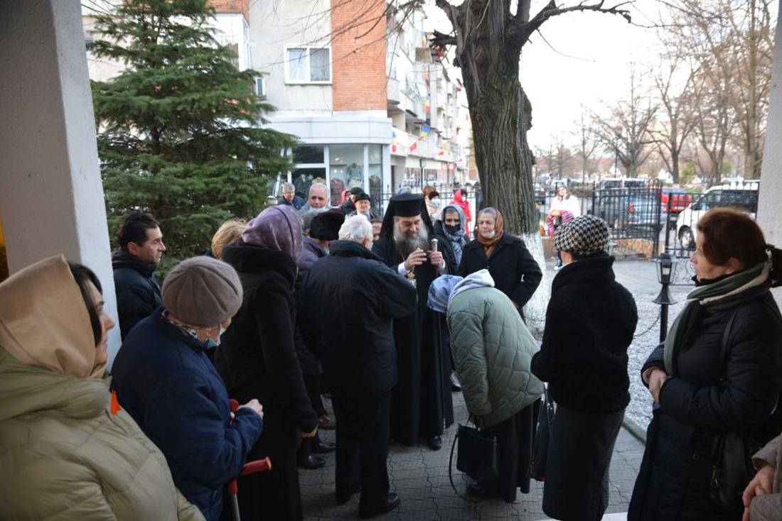Episcopul Sebastian vorbind cu credincioșii afară, lângă biserică