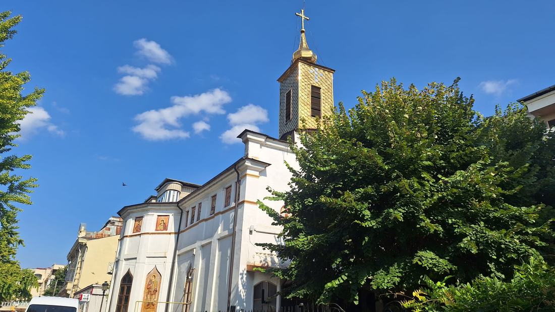 Exteriorul bisericii, turnul-clopotniță
