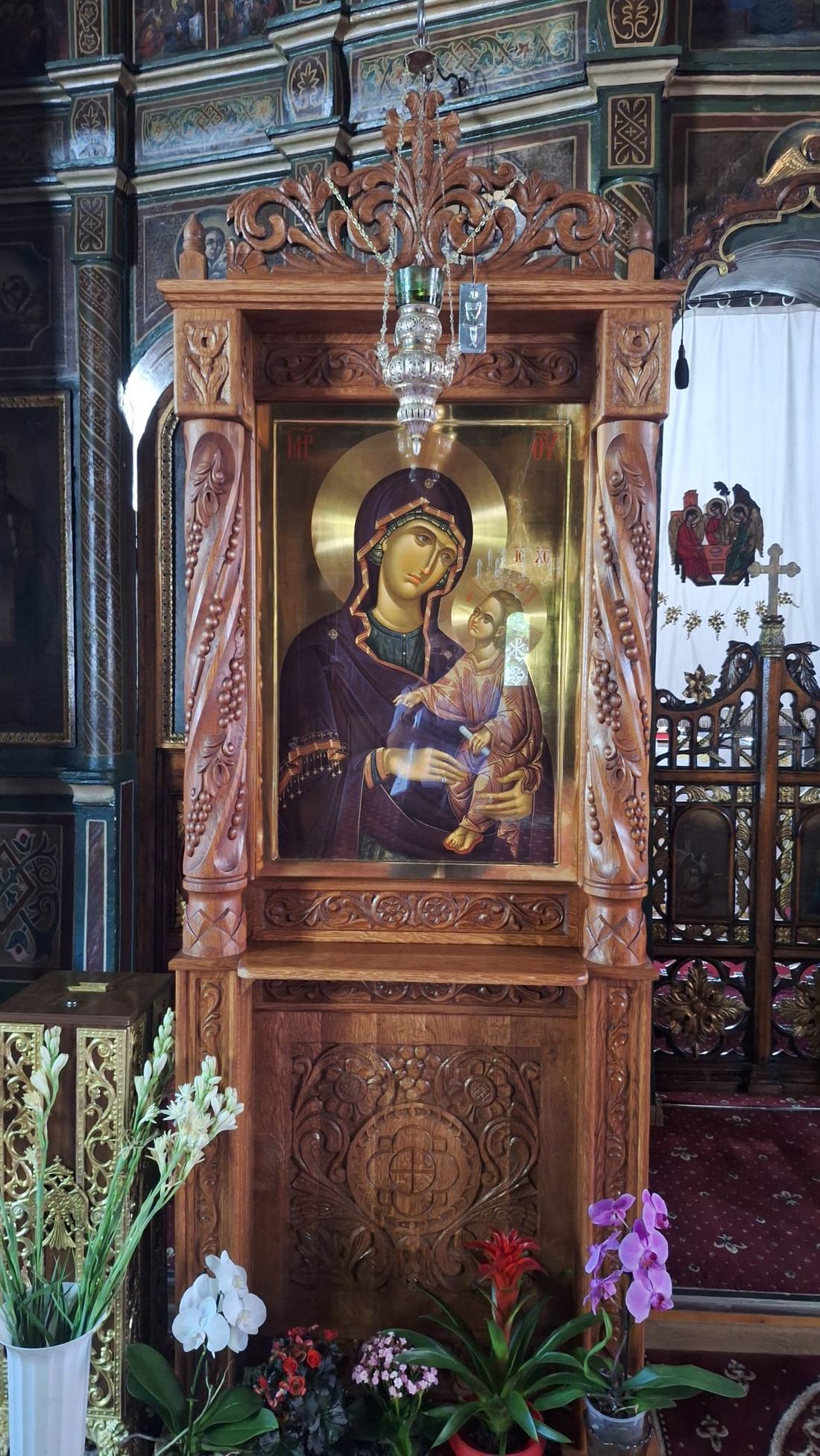 Interiorul bisericii, detaliu iconostas