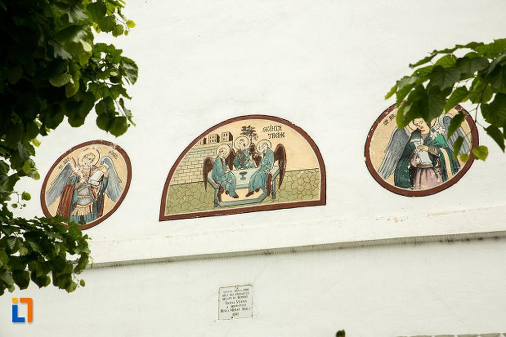 Picturi murale exterioare, deasupra intrării
